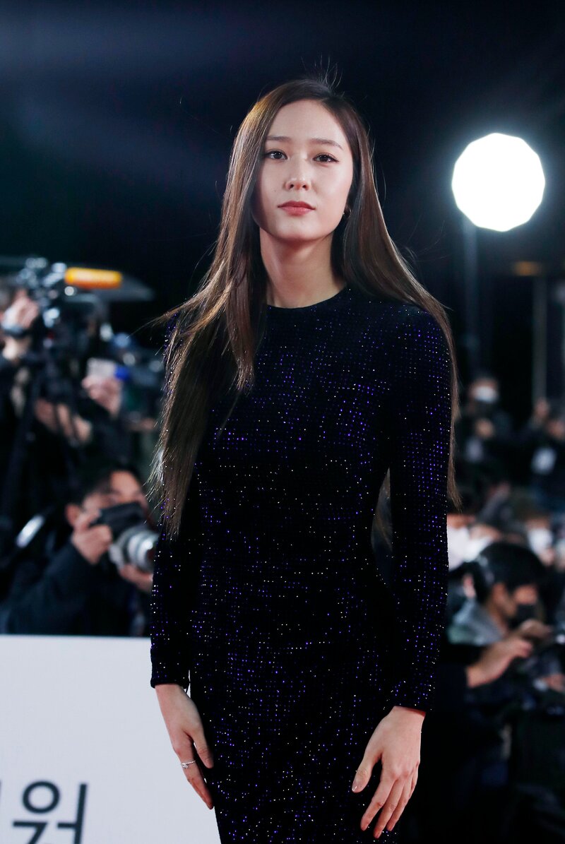 211126 Krystal at 42nd Blue Dragon Film Awards Red Carpet documents 6