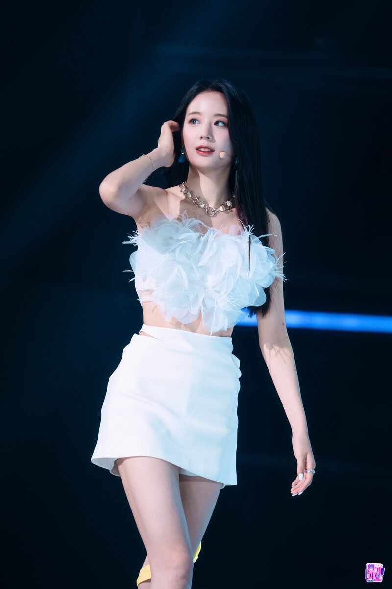 220710 fromis_9 Gyuri 'Stay This Way' at Inkigayo documents 13