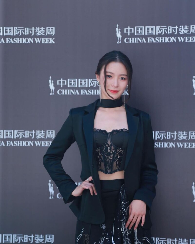 220908 Elkie at China Fashion Week Instagram Update documents 2