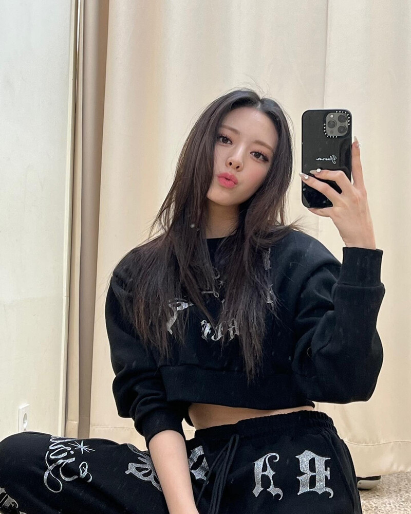 220103 ITZY Instagram Update - Yuna documents 2