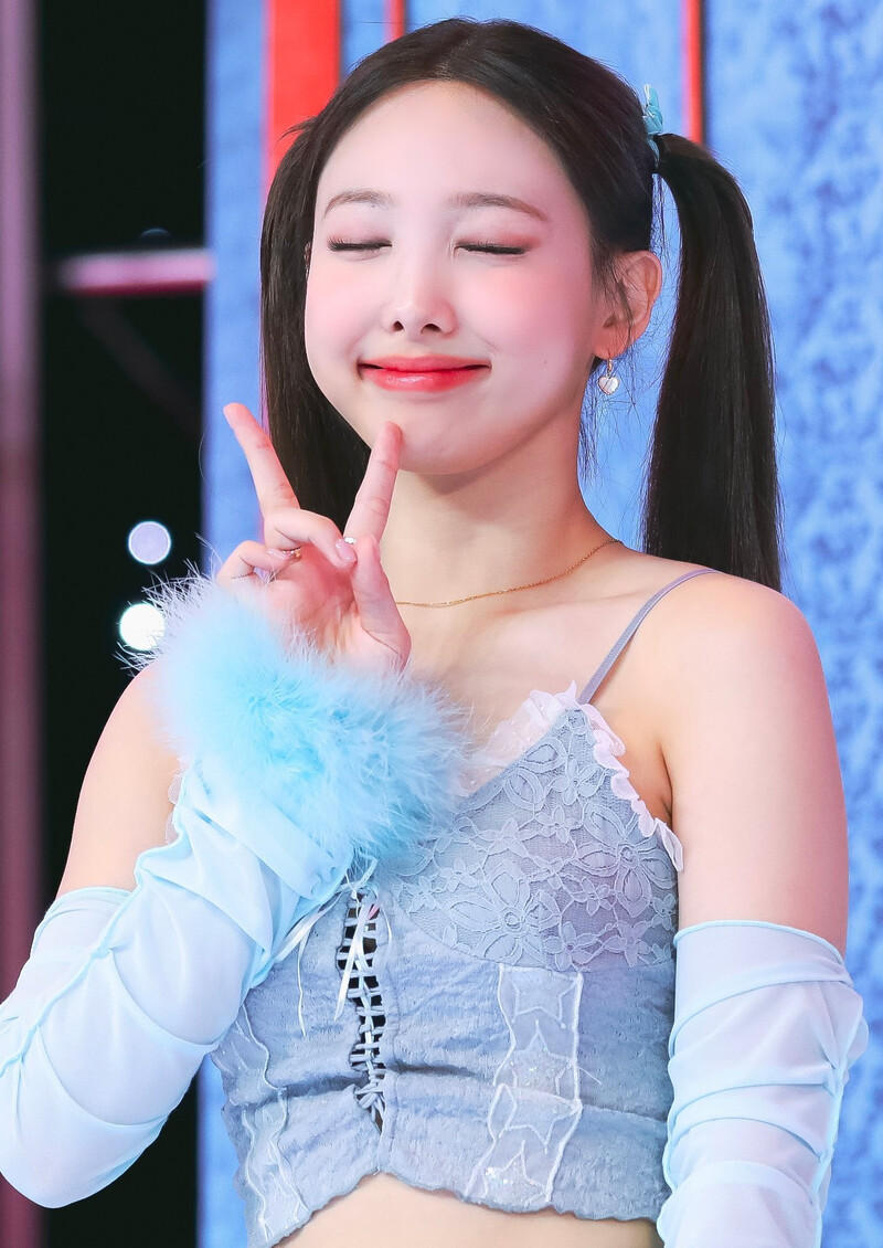 220828 TWICE Nayeon - 'Talk that Talk' at Inkigayo documents 2