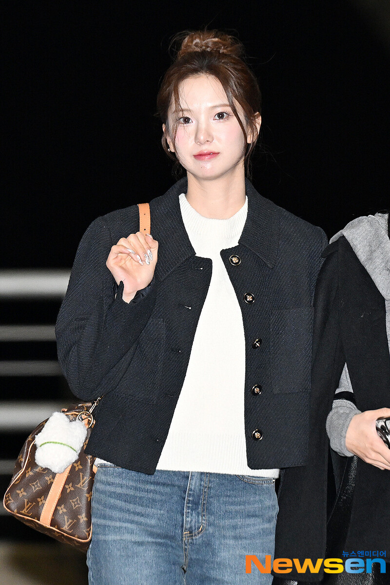 241108 Kep1er Yujin at Incheon International Airport documents 2