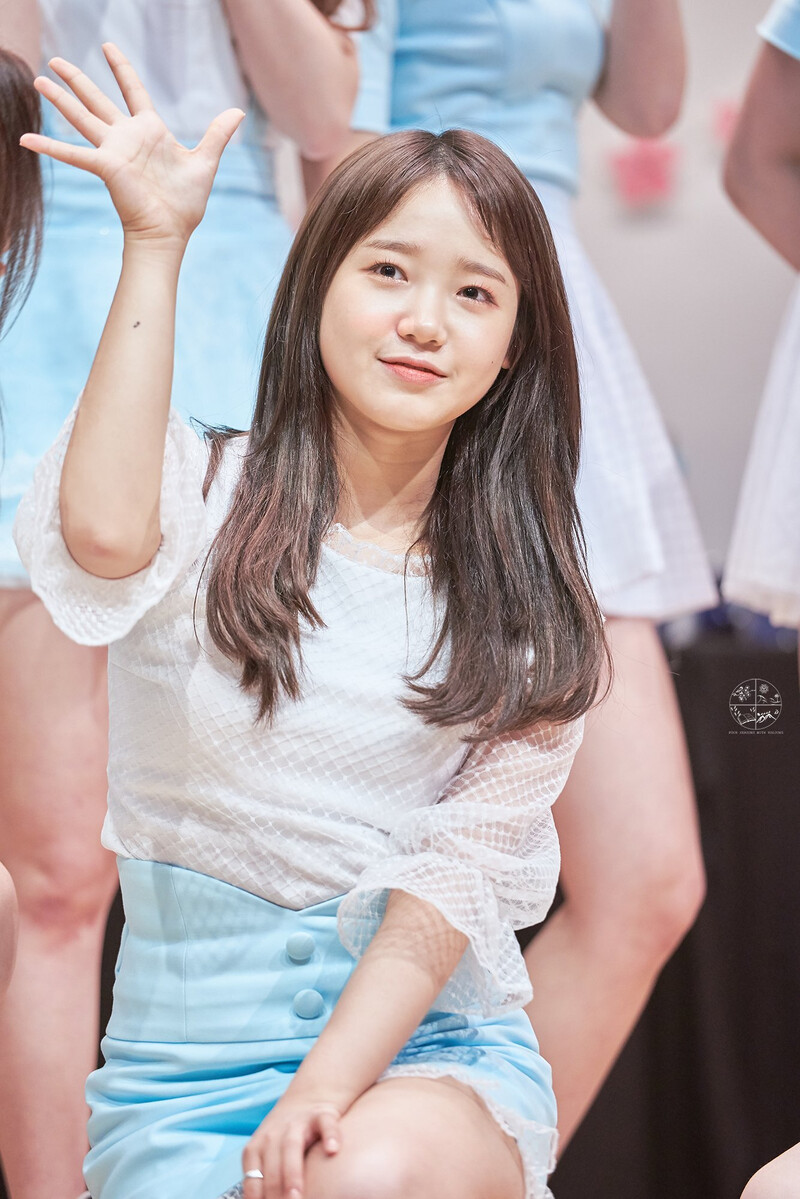 180415 Weki Meki Yoojung at Bundang 'Lucky' Fansign documents 8