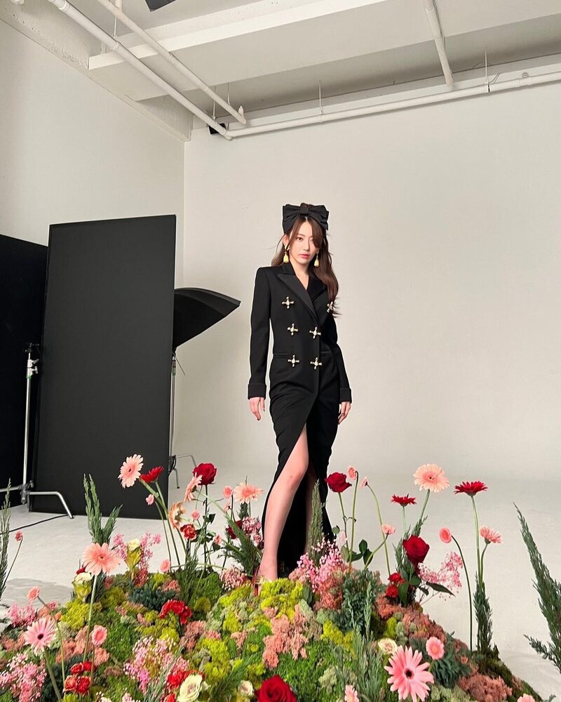 221121 LE SSERAFIM Sakura Instagram Update with Eunchae documents 9
