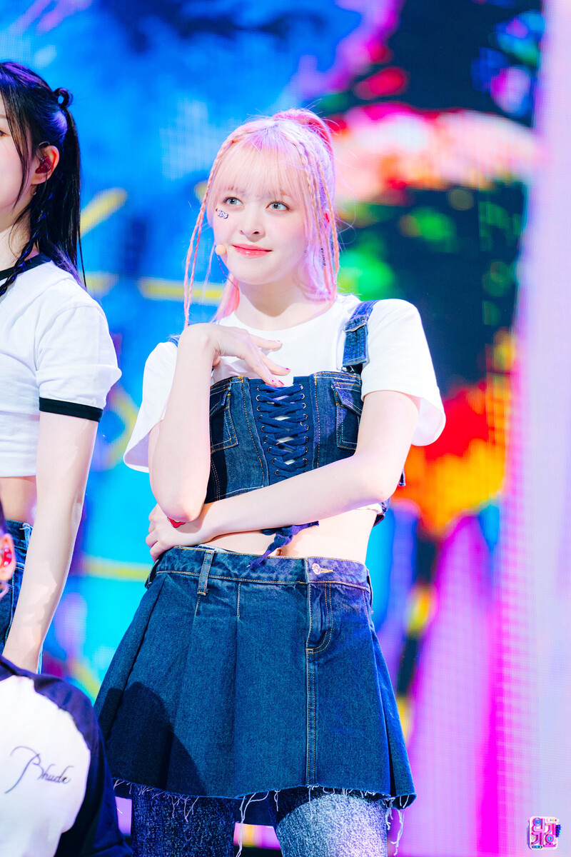 230326 NMIXX Lily - 'Young, Dumb, Stupid' at Inkigayo documents 1