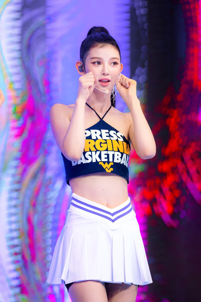 230716 NewJeans Danielle - 'Super Shy' at Inkigayo documents 2