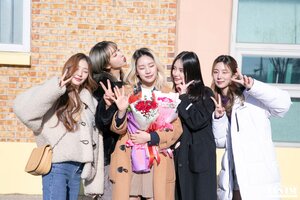 230210 YES IM Naver Post - Jia's Graduation Ceremony BEHIND
