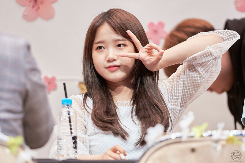 180415 Weki Meki Yoojung at Bundang 'Lucky' Fansign documents 5