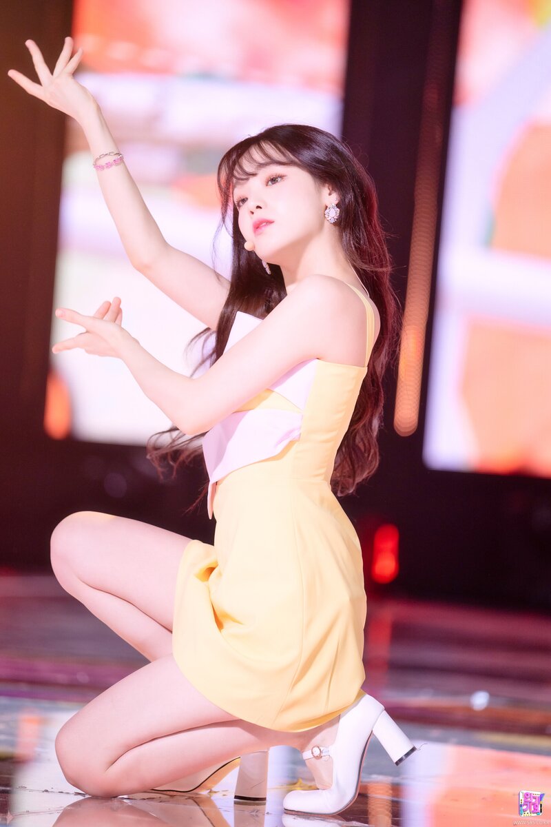 220410 OH MY GIRL Seunghee - 'Real Love' at Inkigayo documents 2