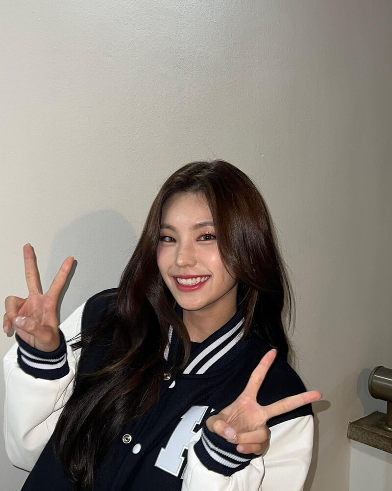 221011 ITZY Instagram Update - Yeji documents 3