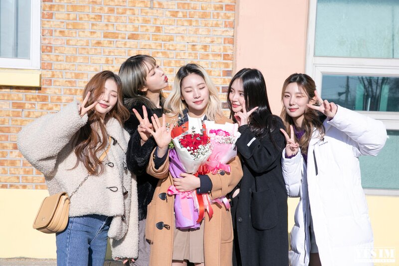 230210 YES IM Naver Post - Jia's Graduation Ceremony BEHIND documents 2