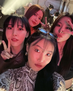 221023 Whee In, Hwa Sa, Solar, Moon Byul Instagram Update with MAMAMOO