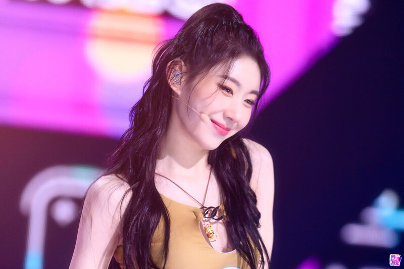 220724 ITZY Chaeryeong - 'SNEAKERS' at Inkigayo documents 2