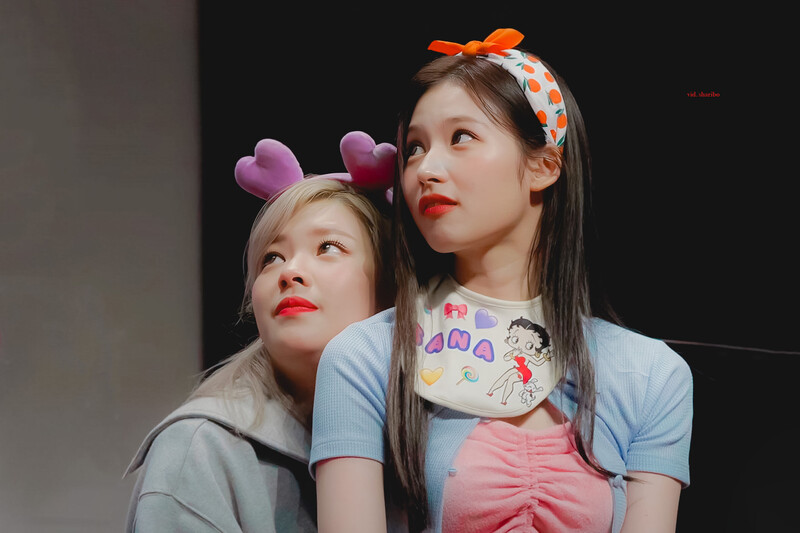 220903 TWICE Jeongyeon & Sana - Fansign documents 1