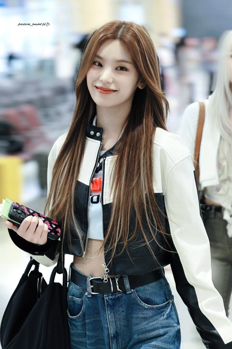 230513 ITZY Yeji at Gimpo International Airport documents 1