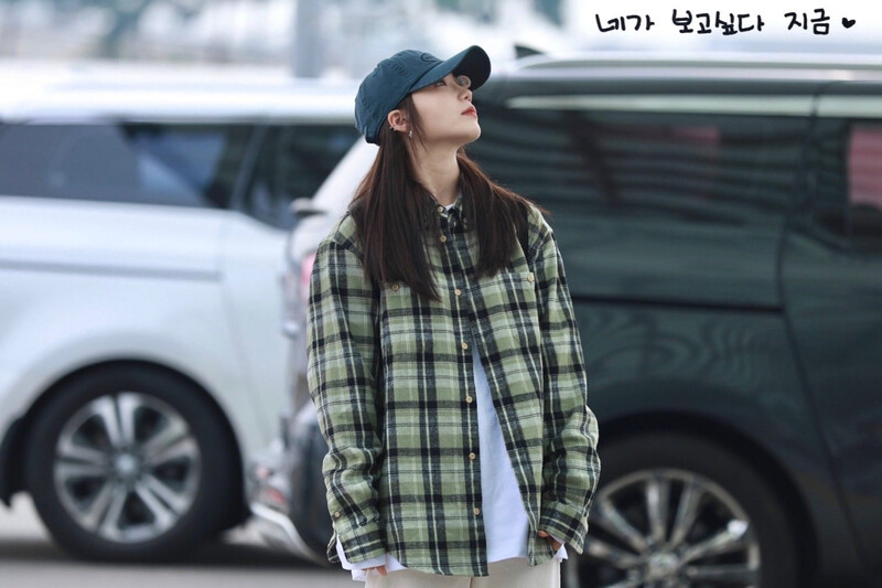 231013 Apink EUNJI at Incheon International Airport documents 10