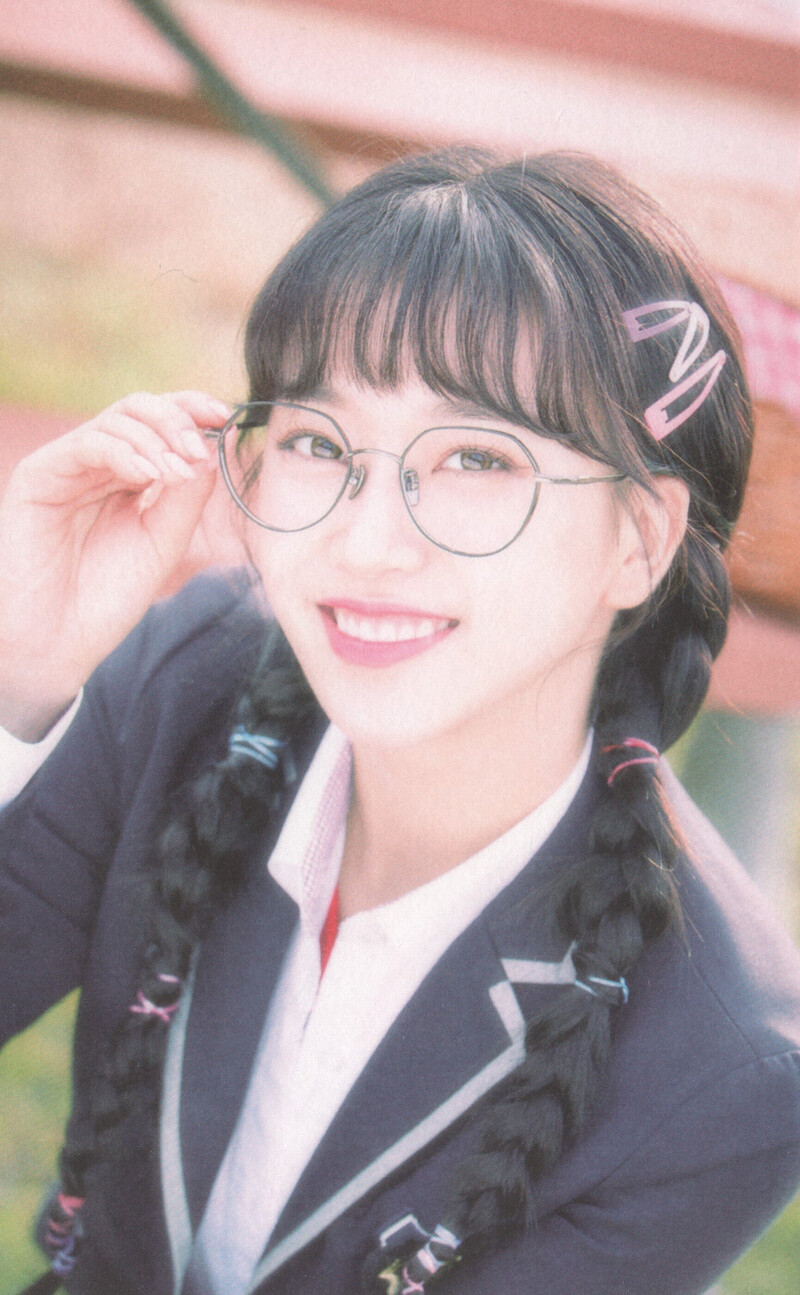 STAYC - 2022 Season's Greetings (Scans) documents 5