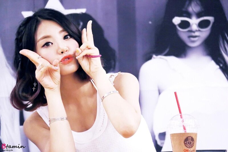 140817 LADIES' CODE EunB at 'KISS KISS' Gimpo Fansign documents 1