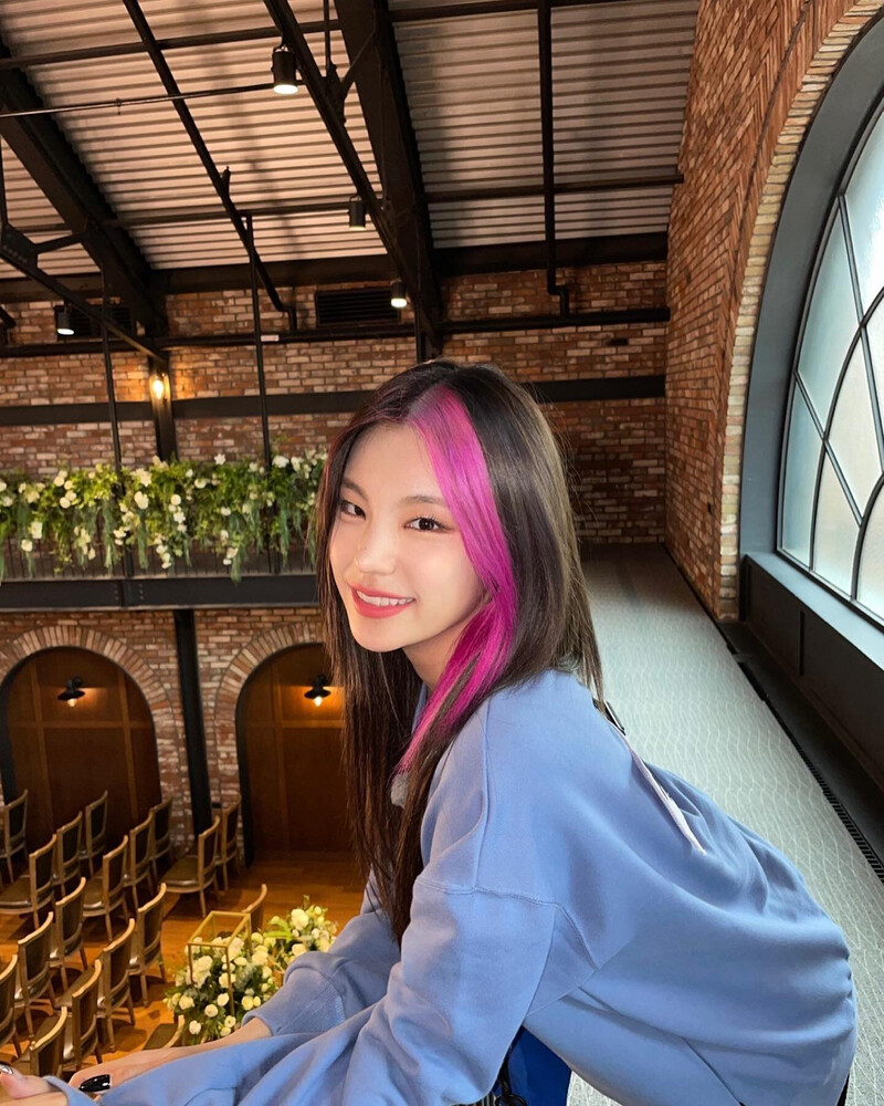 211025 ITZY SNS Update - Yeji documents 8