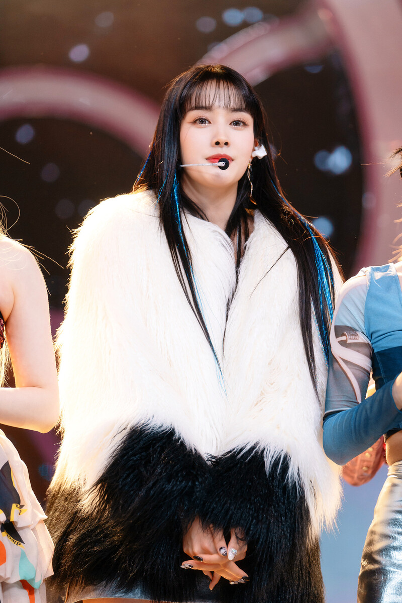 220227 STAYC Yoon at Inkigayo documents 14