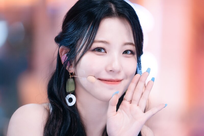 220703 fromis_9 Jiheon - 'Stay This Way' at Inkigayo documents 21