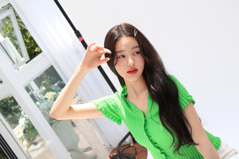 210804 Starship Naver Post - Wonyoung's innisfree CF Behind documents 15