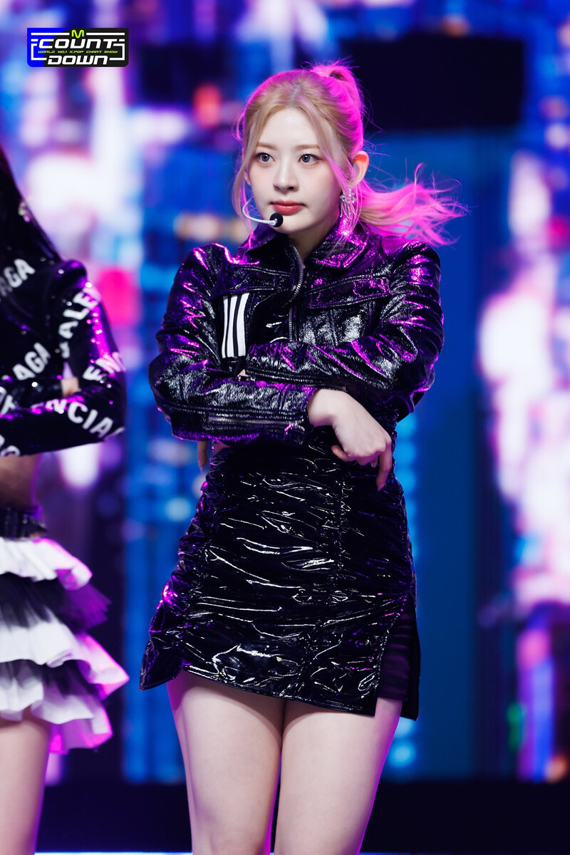 221229 STAYC Seeun 'RUN2U' at M Countdown documents 4