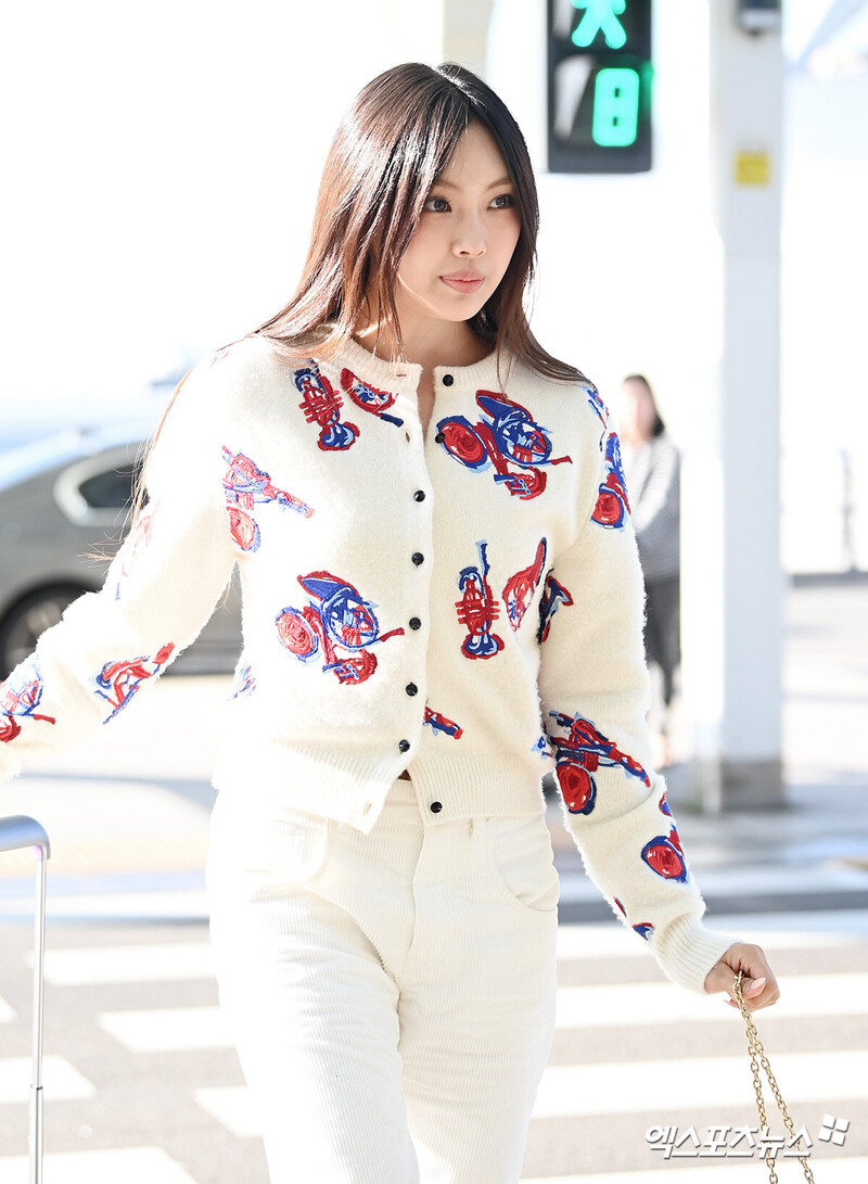 231001 New Jeans Hyein at Incheon International Airport documents 4