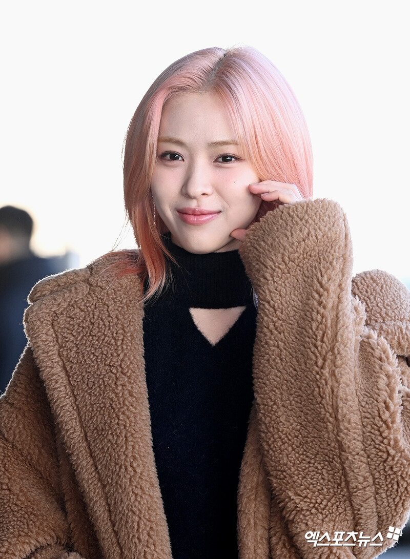 231201 ITZY Ryujin at Gimpo International Airport documents 12