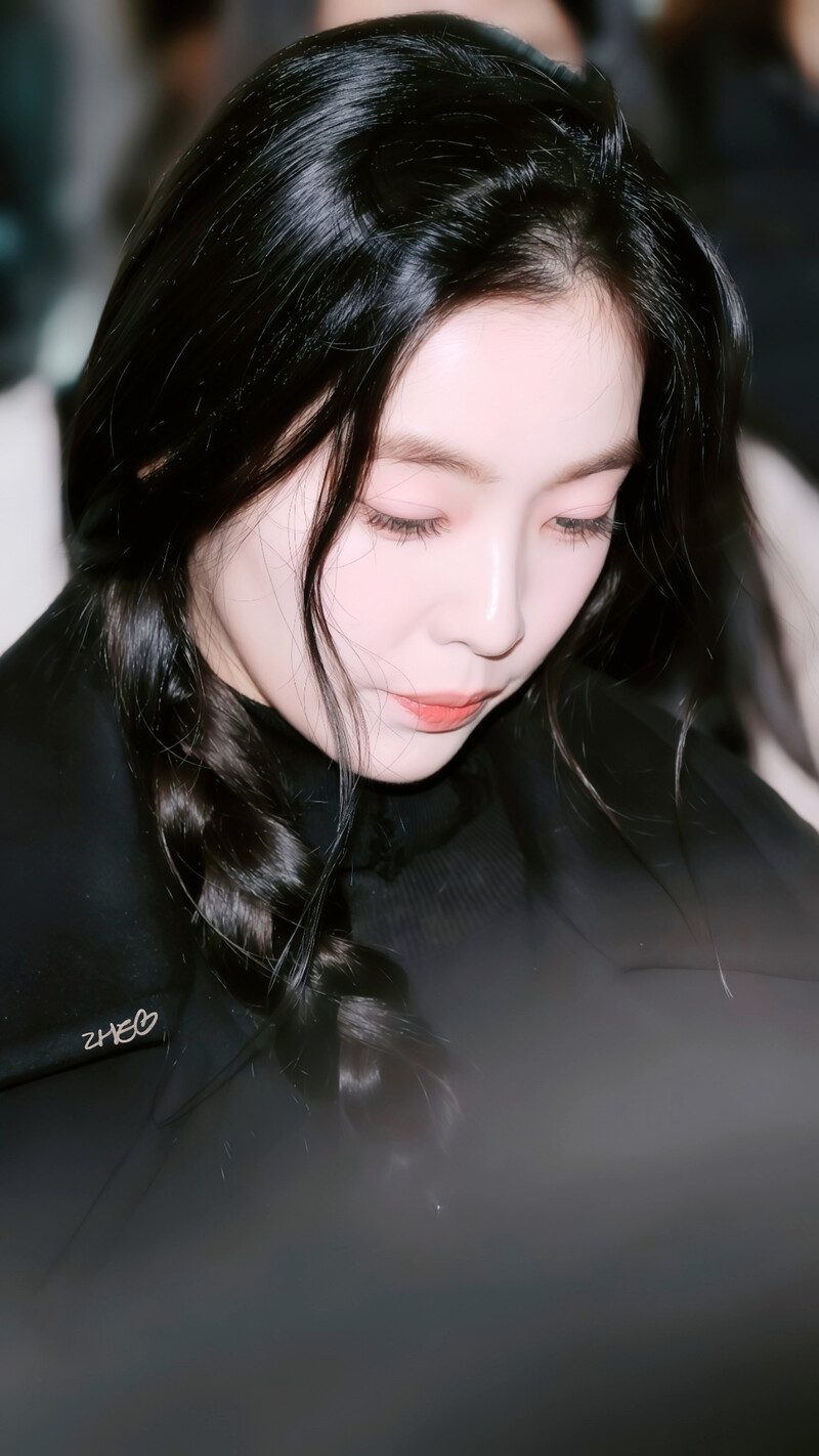 250106 Red Velvet Irene at Inceon Airport documents 7