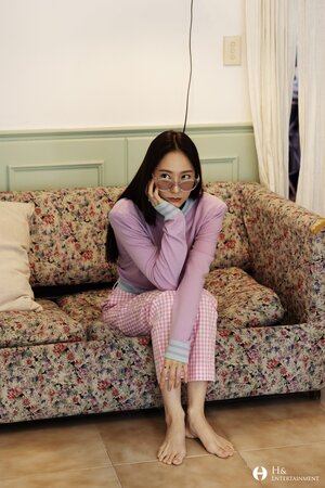 210812 H& Ent. Naver Post - Krystal's Big Issue Photoshoot Behind