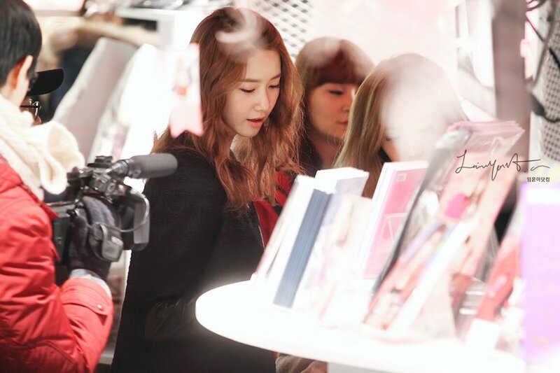 130102 Girls' Generation YoonA at SM Pop-up store documents 7