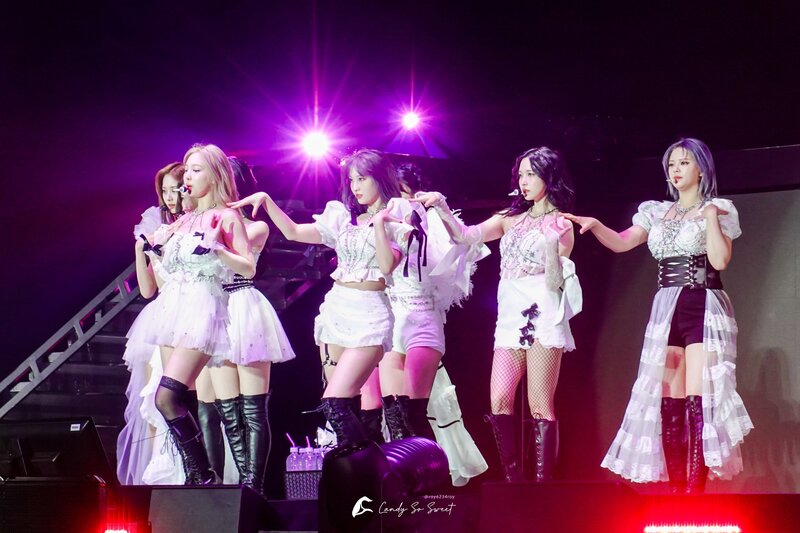 220514 TWICE - 4th World Tour ‘Ⅲ’ Encore in Los Angeles Day 1 documents 3