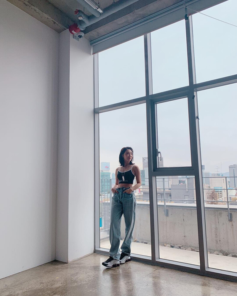 190312 Apink EUNJI instagram update - ELLE Magazine shoot behind documents 4