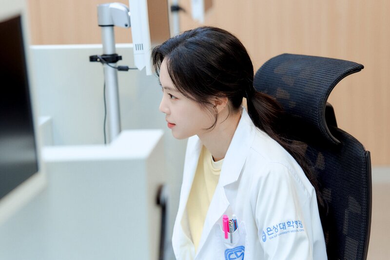 220102 YG Stage Naver Post - Naeun - 'Ghost Doctor' Behind documents 11