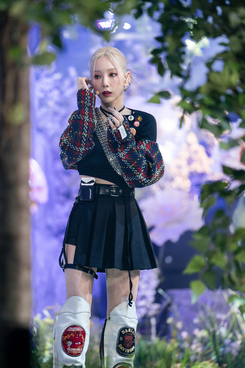 220220 Taeyeon - 'INVU' at Inkigayo documents 12