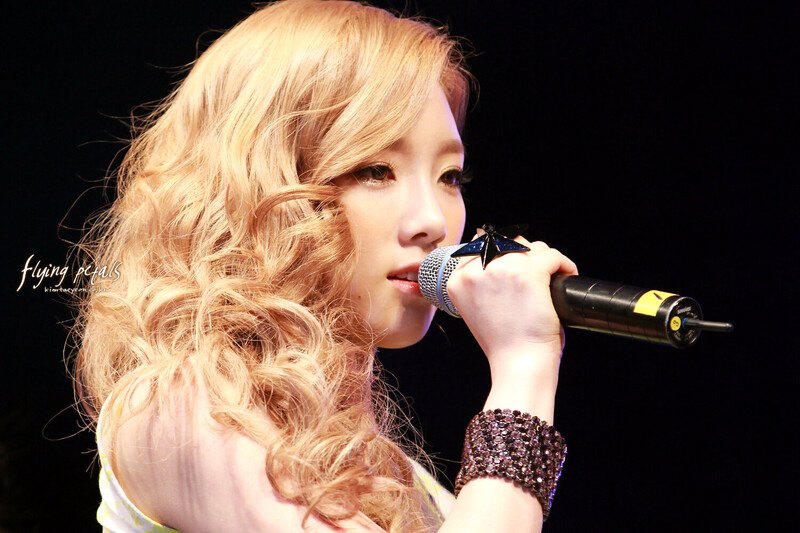 120518 Girls' Generation Taeyeon at Sungkyunkwan Festival documents 1