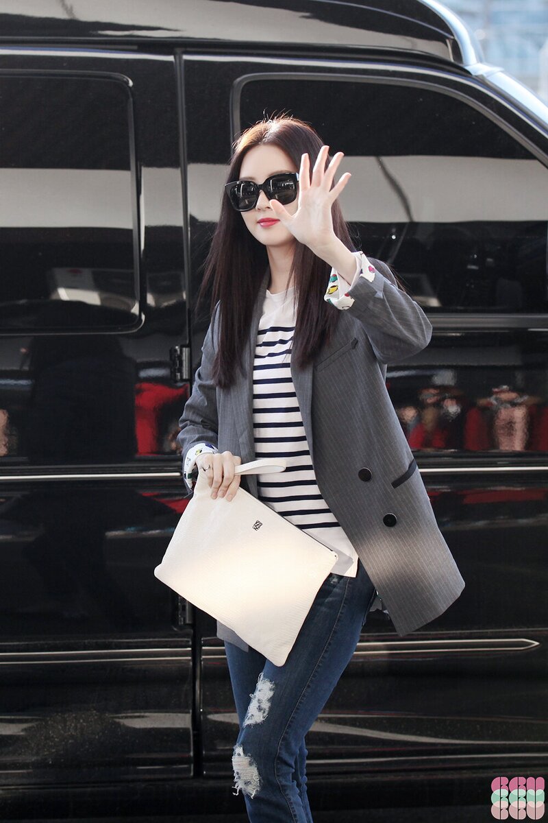 150304 Girls' Generation Seohyun at Gimpo Airport documents 4