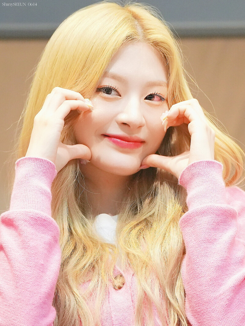 220807 STAYC Seeun - Apple Music Fansign documents 2