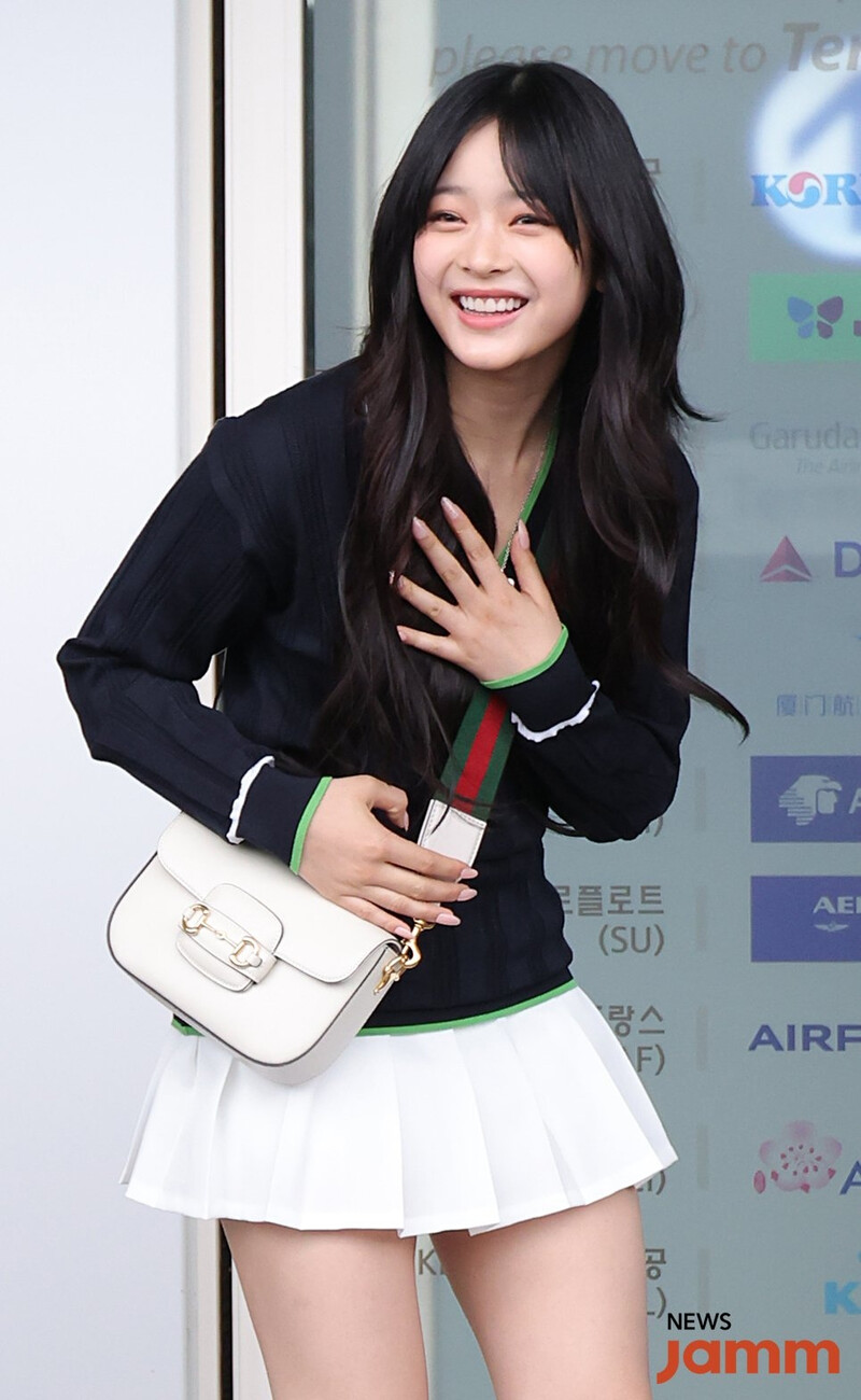 230921 NewJeans Hanni - Incheon International Airport documents 9