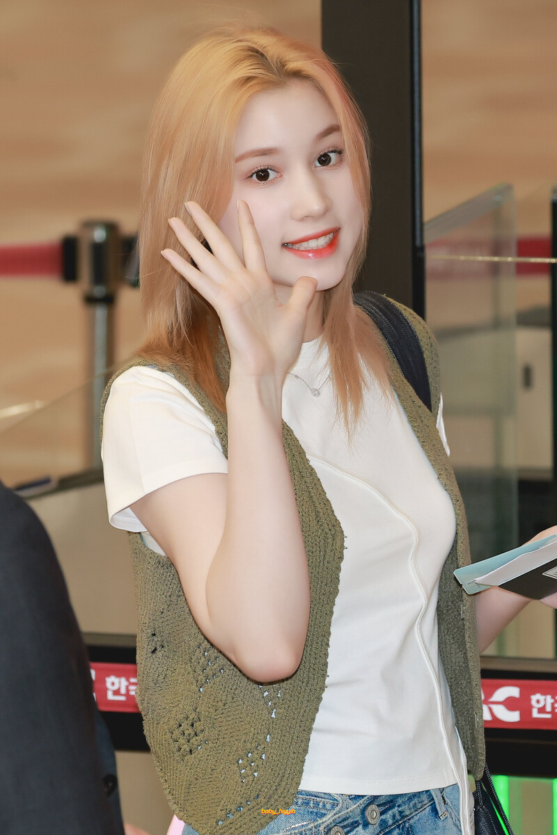 240501 Kep1er Bahiyyih at Gimpo International Airport documents 1