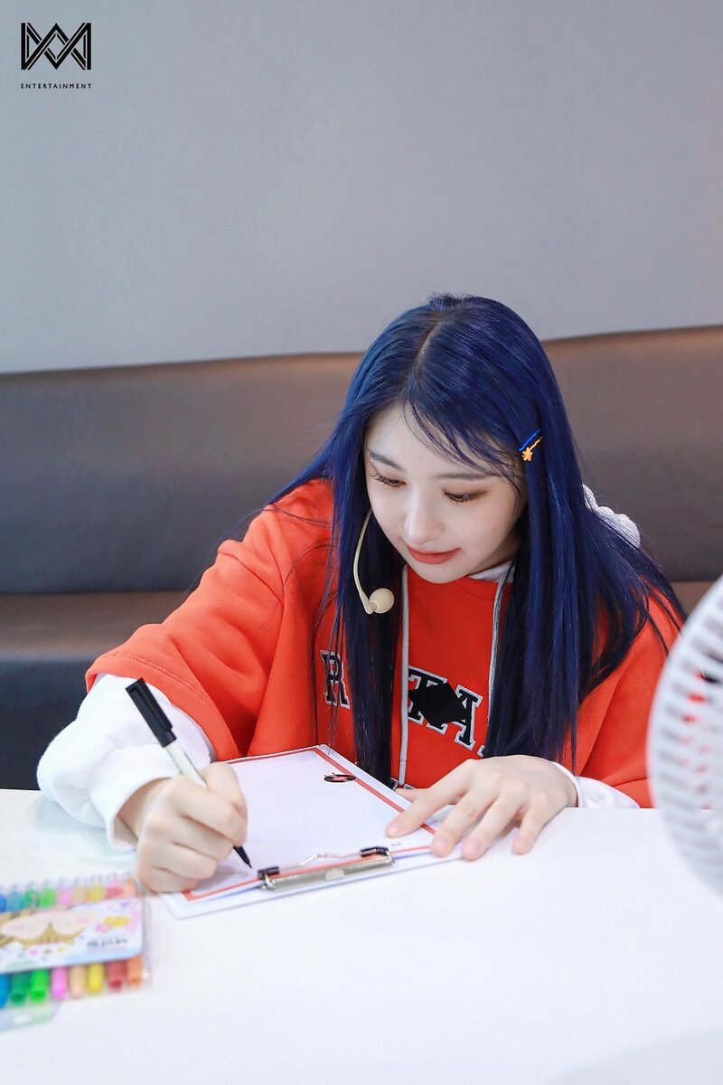 231102 WM Naver - Lee Chae Yeon 'LET'S DANCE' Promotional Activities Behind documents 12