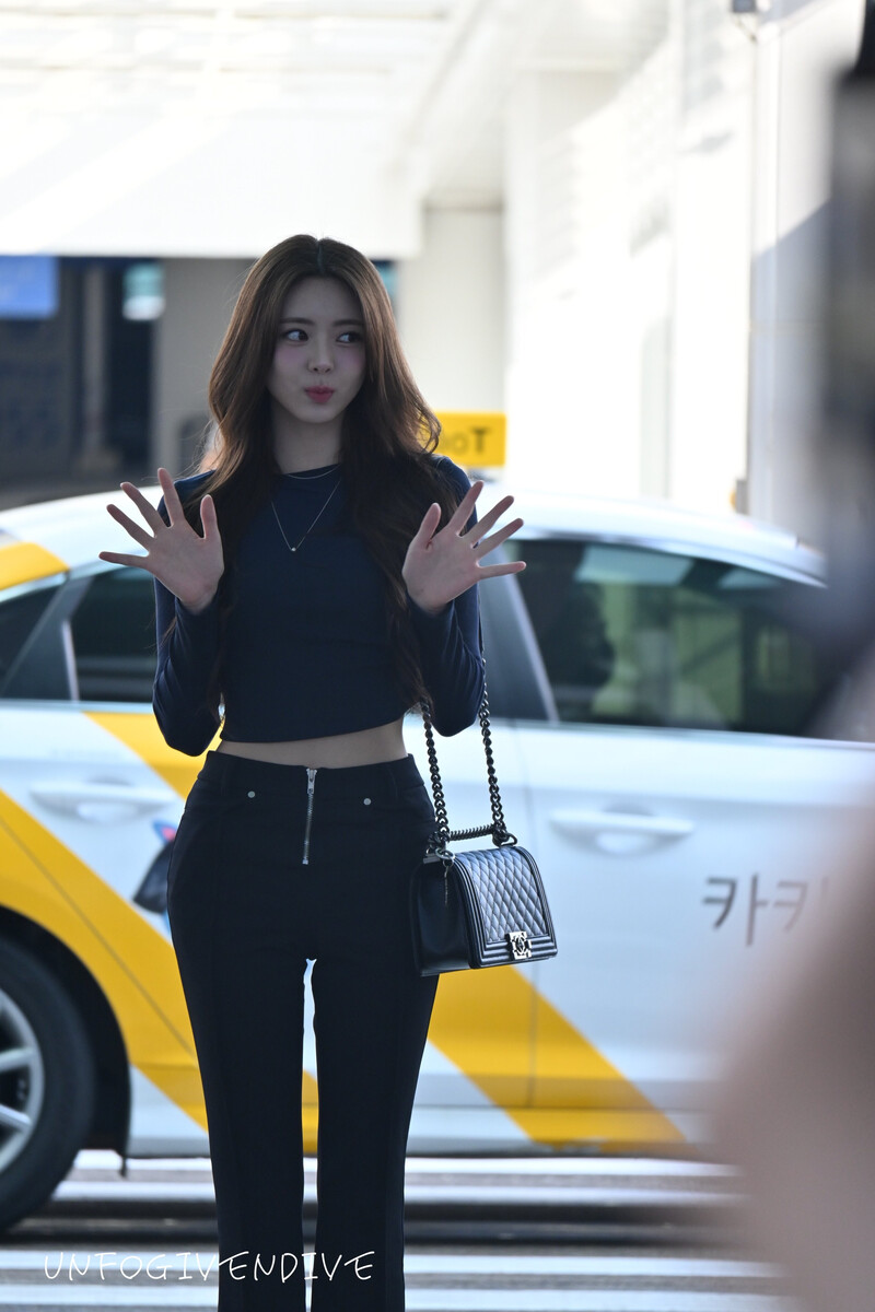 240809 ITZY Yuna at Incheon International Airport documents 8