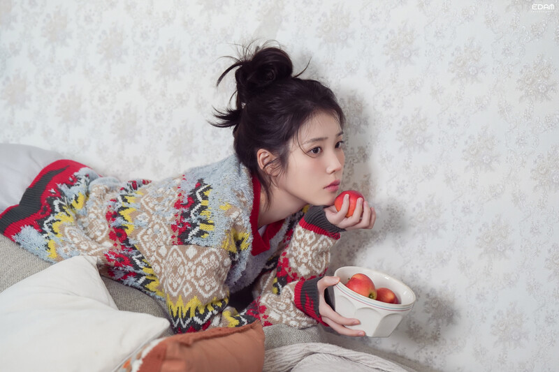 241113 EDAM Naver Post - IU - 2025 Season's Greetings Behind documents 3