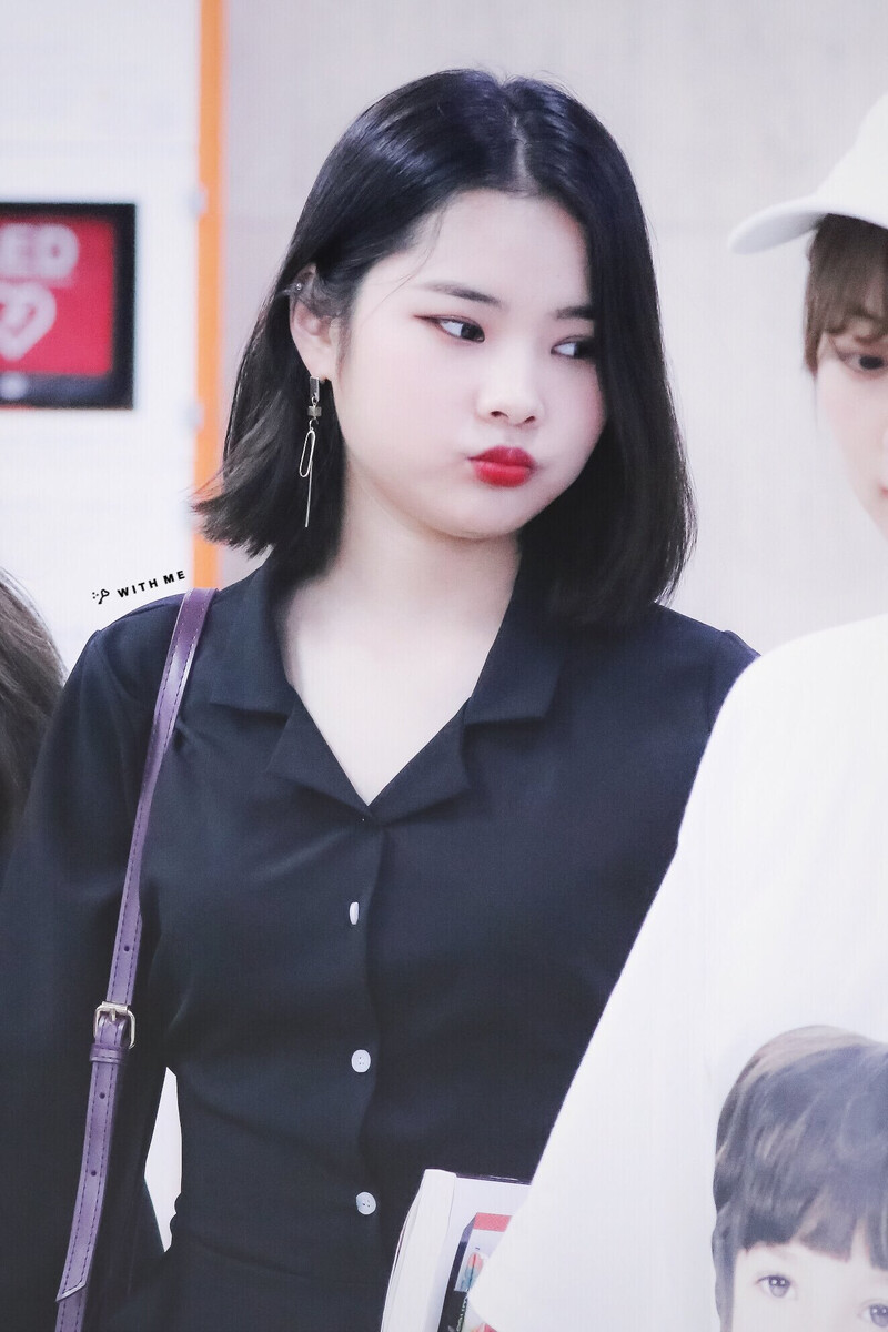 180514 Weki Meki Rina at Gimpo Airport documents 1