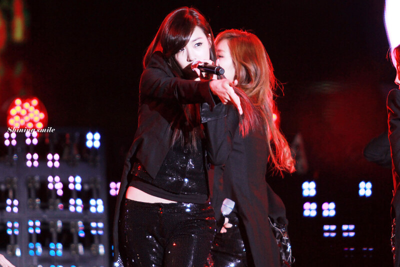 111002 Girls' Generation Tiffany at Busan Power Concert documents 12