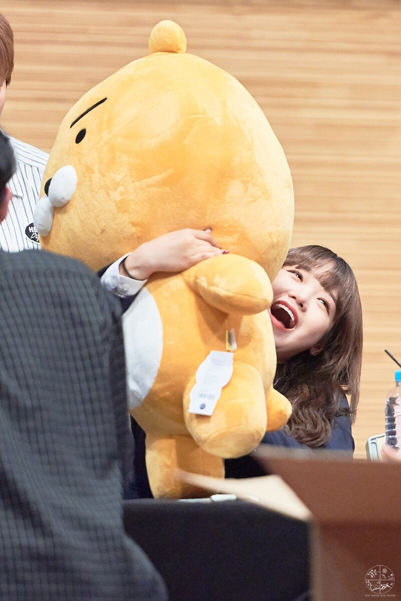 180519 Weki Meki Yoojung at 'Lucky' Gangbyeon Fansign documents 1