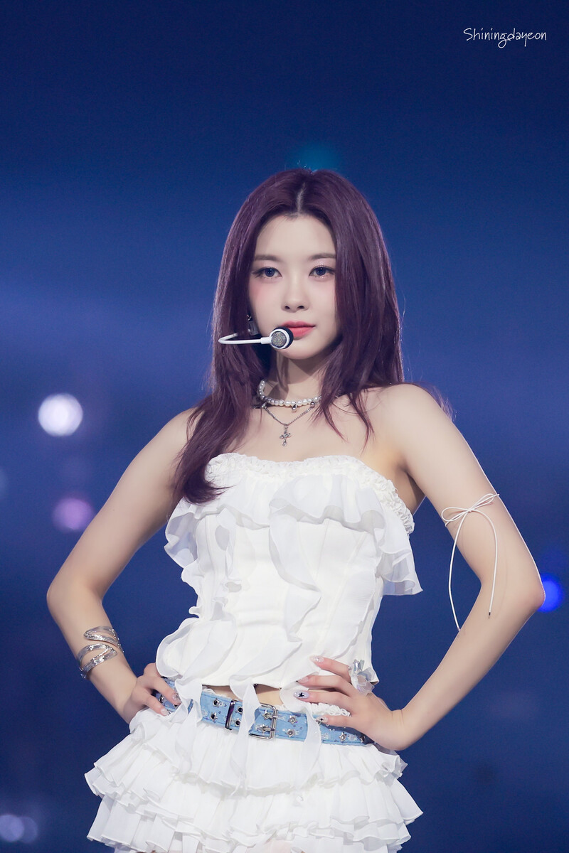 240602 Kep1er Dayeon at K-Wave Concert Inkigayo documents 4