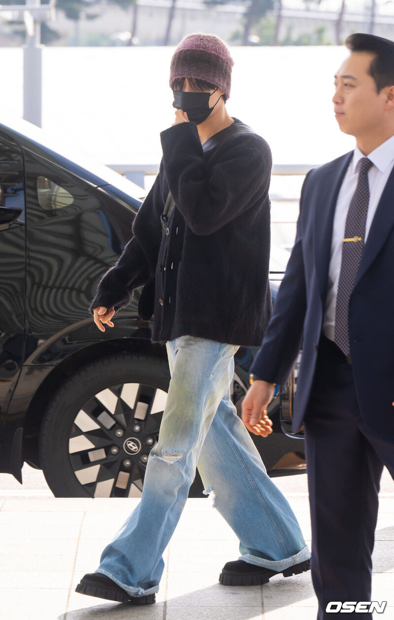 241025 Taemin at Incheon International Airport documents 5