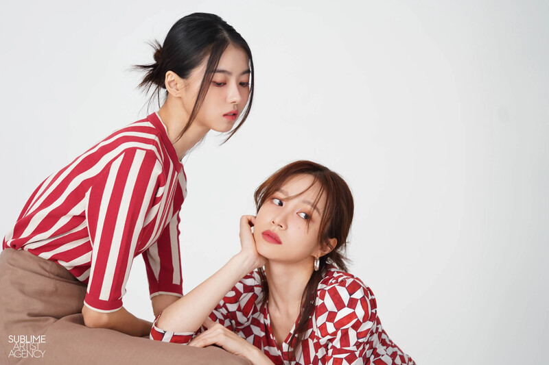 210401 SAA Naver Post - Nayoung & Hani's 1st Look Magazine Photoshoot Behind documents 19